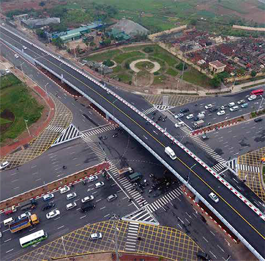 Flyover across the Co Linh - Vinh Tuy Bridge intersection